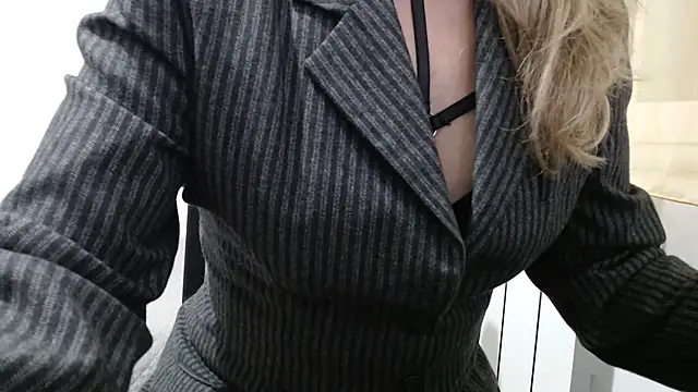 SerenaMilf online show from March 17, 8:56 pm