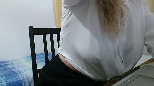 SerenaMilf online show from March 25, 8:37 pm