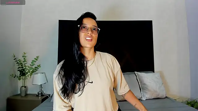 zoe martins  online show from June 9, 5:35 pm