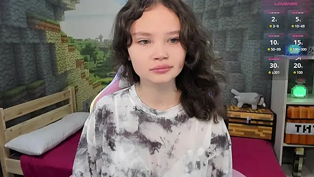 EmilyChaves online show from October 14, 5:58 pm