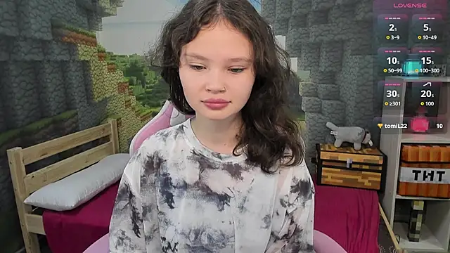 EmilyChaves online show from October 15, 5:13 pm