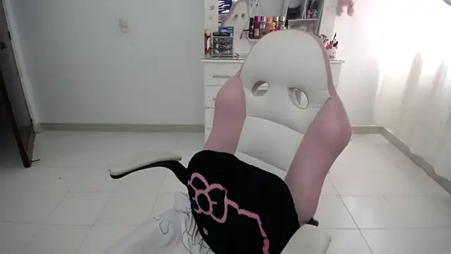 Snapshot of Elizabeth_rose02 chatting on August 6, 8:00 pm Elizabeth rose02 online show from August 6, 8:00 pm