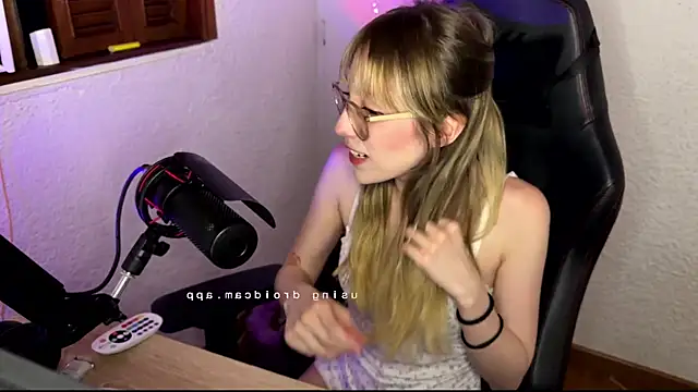 Snapshot of ReenKitty chatting on June 2, 4:47 am ReenKitty online show from June 2, 4:47 am