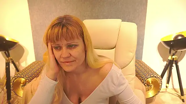 Snapshot of BellaLaPetit chatting on May 18, 3:57 am BellaLaPetit online show from May 18, 3:57 am
