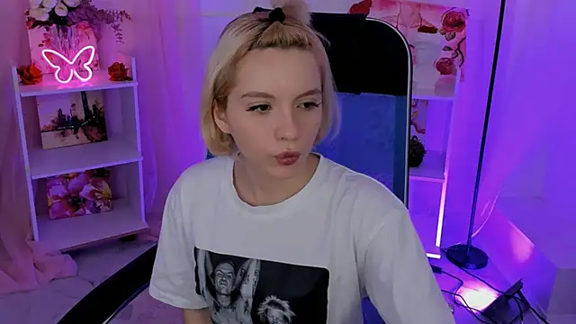 AuroraWrenfield online show from November 6, 7:31 am