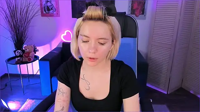 AuroraWrenfield online show from December 3, 12:40 am