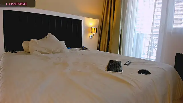 marrenaa online show from December 4, 7:06 am