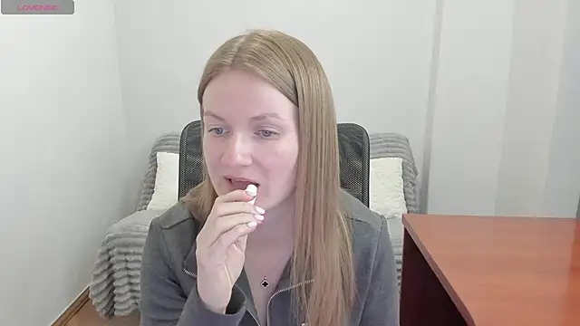 Snapshot of Alisha_Skyes chatting on April 9, 8:25 pm Alisha Skyes online show from April 9, 8:25 pm