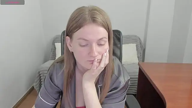 Snapshot of Alisha_Skyes chatting on May 9, 3:45 am Alisha Skyes online show from May 9, 3:45 am