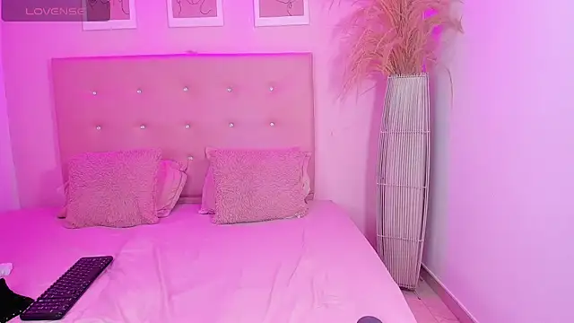 ANNIE DOLCE  online show from February 4, 10:04 pm