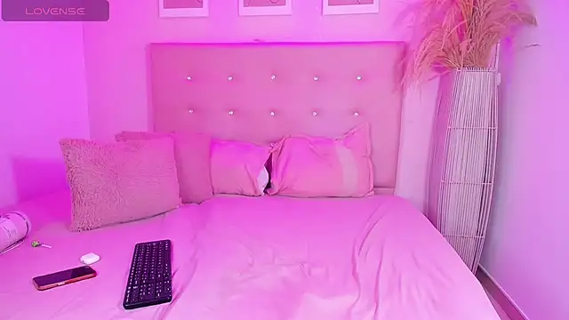 Snapshot of ANNIE_DOLCE_ chatting on February 15, 1:57 am ANNIE DOLCE online show from February 15, 1:57 am