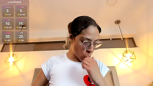 Hanna Cornee  online show from October 10, 1:43 pm