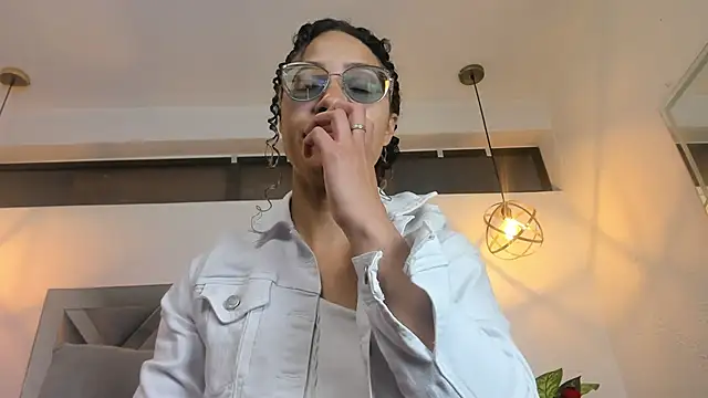 Hanna Cornee  online show from December 14, 1:38 pm