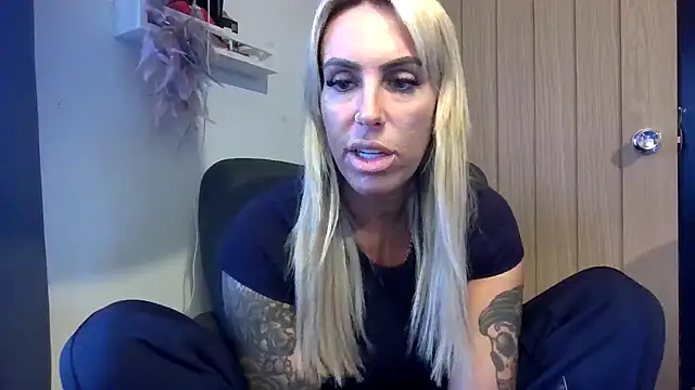 poppyinga1 online show from February 12, 9:04 am