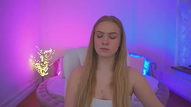 Snapshot of CelesteNoir chatting on February 18, 8:43 am CelesteNoir online show from February 18, 8:43 am