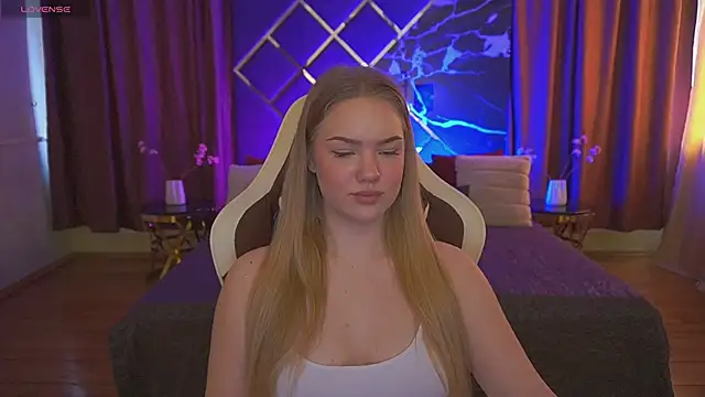 Snapshot of CelesteNoir chatting on February 20, 8:27 am CelesteNoir online show from February 20, 8:27 am