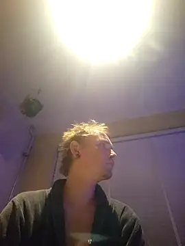 Snapshot of piercingpik chatting on November 6, 9:05 pm piercingpik online show from November 6, 9:05 pm