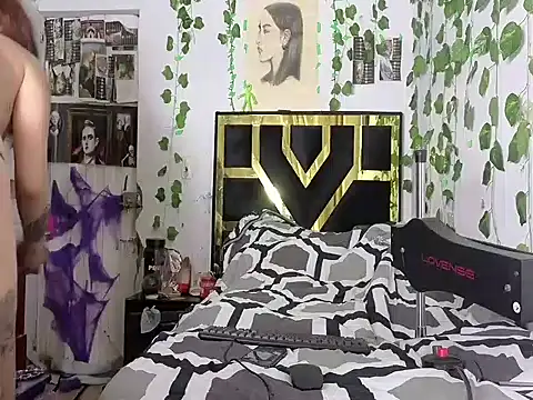 Snapshot of lucywhite13 chatting on December 19, 4:08 am lucywhite13 online show from December 19, 4:08 am