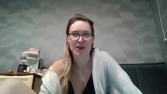 Snapshot of Jugira chatting on November 30, 10:03 pm Jugira online show from November 30, 10:03 pm