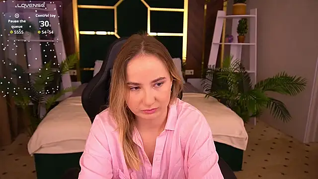 Snapshot of SofieBloom chatting on November 10, 11:48 pm SofieBloom online show from November 10, 11:48 pm