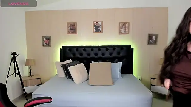 LolaVillalobos online show from July 11, 12:30 pm