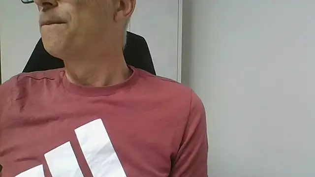 Snapshot of Sensor2000 chatting on May 29, 10:02 am Sensor2000 online show from May 29, 10:02 am