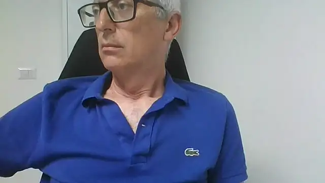 Snapshot of Sensor2000 chatting on June 3, 3:39 pm Sensor2000 online show from June 3, 3:39 pm