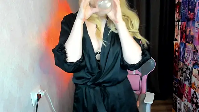 Snapshot of NicoleRiccii chatting on December 13, 7:53 pm NicoleRiccii online show from December 13, 7:53 pm