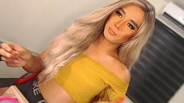 Snapshot of SissifyMeNow chatting on October 6, 10:18 pm SissifyMeNow online show from October 6, 10:18 pm