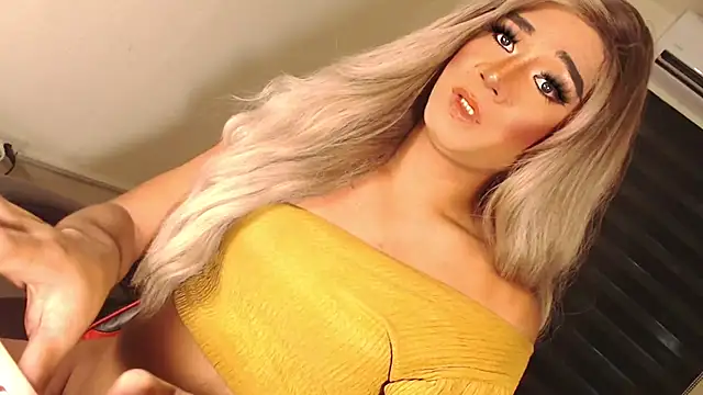 Snapshot of SissifyMeNow chatting on October 12, 11:26 pm SissifyMeNow online show from October 12, 11:26 pm