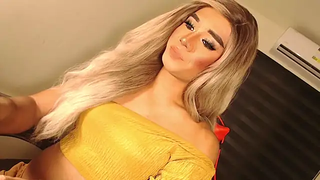 Snapshot of SissifyMeNow chatting on October 13, 7:36 pm SissifyMeNow online show from October 13, 7:36 pm