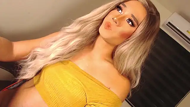 Snapshot of SissifyMeNow chatting on October 23, 12:10 am SissifyMeNow online show from October 23, 12:10 am