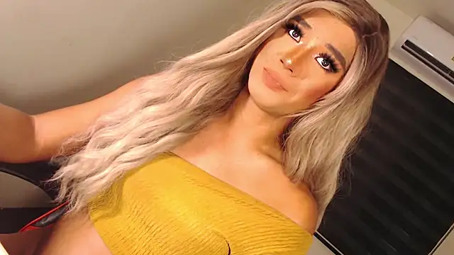 Snapshot of SissifyMeNow chatting on October 24, 12:41 am SissifyMeNow online show from October 24, 12:41 am