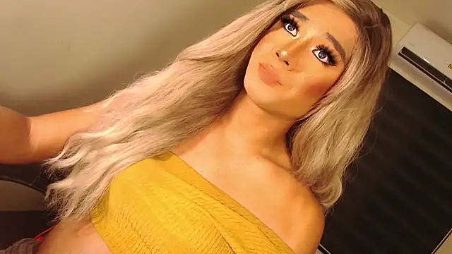 Snapshot of SissifyMeNow chatting on October 25, 4:13 pm SissifyMeNow online show from October 25, 4:13 pm