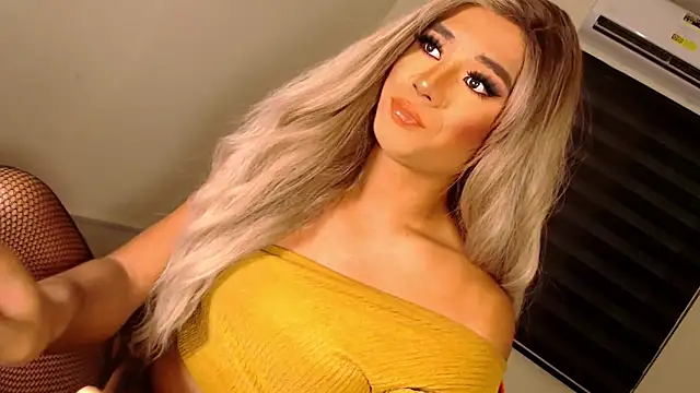 Snapshot of SissifyMeNow chatting on October 27, 1:31 am SissifyMeNow online show from October 27, 1:31 am