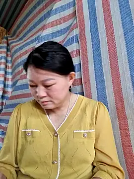 Snapshot of yoowwmr chatting on October 28, 1:31 am yoowwmr online show from October 28, 1:31 am