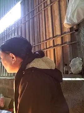 Snapshot of yoowwmr chatting on November 10, 2:10 am yoowwmr online show from November 10, 2:10 am