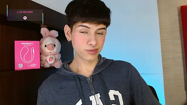 Snapshot of Ezra_Storm chatting on November 17, 5:02 am Ezra Storm online show from November 17, 5:02 am