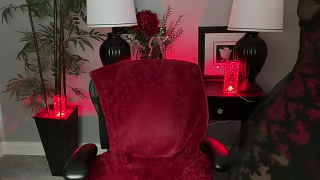 ItsNikki online show from March 12, 6:14 pm