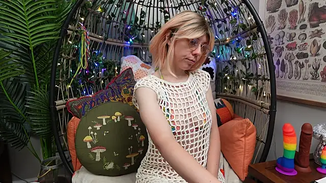 Snapshot of bendingofwillow chatting on October 1, 11:27 am bendingofwillow online show from October 1, 11:27 am