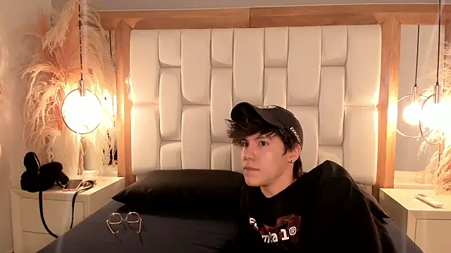 Snapshot of Daphne_And_Roger chatting on September 20, 11:33 am Daphne And Roger online show from September 20, 11:33 am