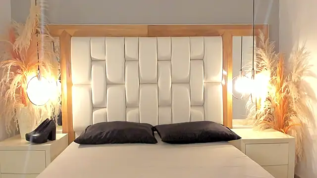 Snapshot of Daphne_And_Roger chatting on September 22, 11:34 am Daphne And Roger online show from September 22, 11:34 am