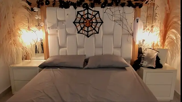 Snapshot of Daphne_And_Roger chatting on October 9, 1:09 pm Daphne And Roger online show from October 9, 1:09 pm