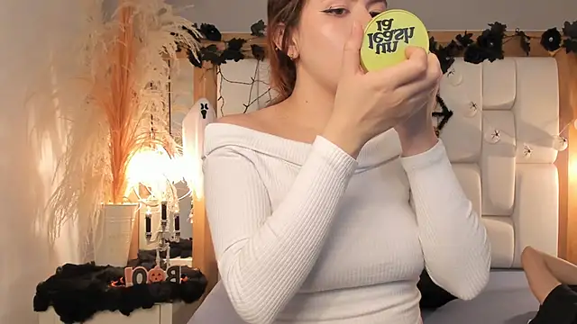 Snapshot of Daphne_And_Roger chatting on October 13, 11:32 am Daphne And Roger online show from October 13, 11:32 am