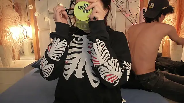 Snapshot of Daphne_And_Roger chatting on October 14, 11:33 am Daphne And Roger online show from October 14, 11:33 am