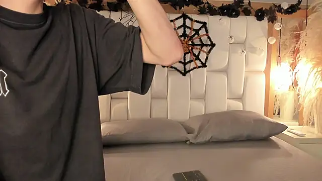 Snapshot of Daphne_And_Roger chatting on October 15, 11:32 am Daphne And Roger online show from October 15, 11:32 am