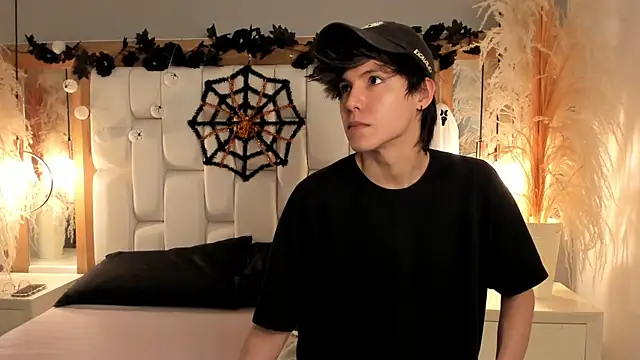 Snapshot of Daphne_And_Roger chatting on October 17, 11:35 am Daphne And Roger online show from October 17, 11:35 am