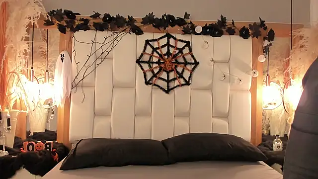 Snapshot of Daphne_And_Roger chatting on October 18, 11:33 am Daphne And Roger online show from October 18, 11:33 am