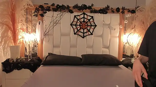 Snapshot of Daphne_And_Roger chatting on October 20, 11:32 am Daphne And Roger online show from October 20, 11:32 am