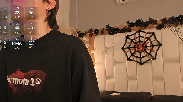 Snapshot of Daphne_And_Roger chatting on October 22, 11:21 am Daphne And Roger online show from October 22, 11:21 am